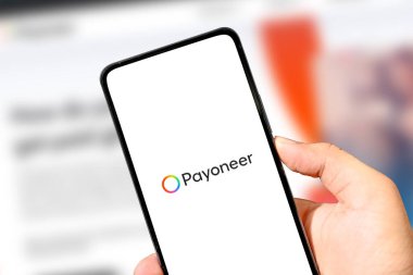 El ele tutuşan akıllı telefon ekranda Payonez logosu görüntüleme illüstrasyon finansal teknoloji kavramı