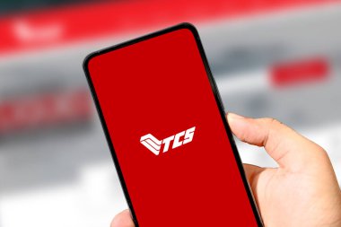 Kırmızı ekran illüstrasyon arka planında TCS logosu gösteren akıllı telefon.