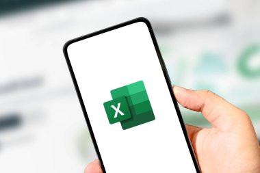 Mobil verimlilik ve iş araçları için el illüstrasyon editörü tarafından tutulan Microsoft Excel uygulama logosunu gösteren akıllı telefon.