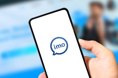 Bulanık sosyal medya arka planında imo uygulamasının logosunu gösteren akıllı telefon..