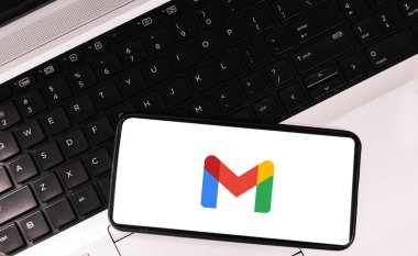 Gmail arka planda dizüstü bilgisayarla mobil ekranda açıldı. Düzenleyici e- posta gönderme ve alma platformu