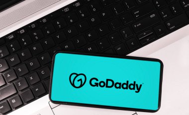 Arka planda dizüstü bilgisayarı olan mobil ekran editör arkaplanına git