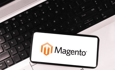 Arka planda dizüstü bilgisayarı olan Magento mobil uygulama kavramı. Web geliştirme aracı editoryel