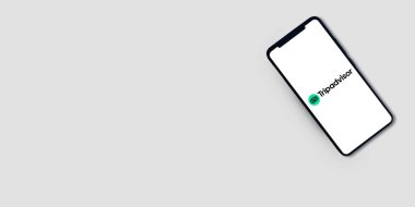 Gri arkaplan illüstrasyonlu Tripconsulor uygulaması logosunu ekranda gösteren modern akıllı telefon.