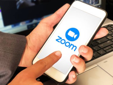 Akıllı telefondaki Zoom uygulaması dizüstü bilgisayarlı klavye arkaplan resimli editörle başlatılıyor