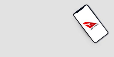 Ekranda Qantas logosunu gösteren akıllı telefon düz gri arkaplan illüstrasyon editörüne karşı