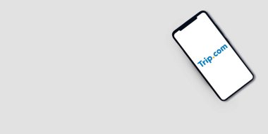 Akıllı telefondaki Trip.com uygulaması temiz arkaplan resimli editoryal resim ile görüntülendi