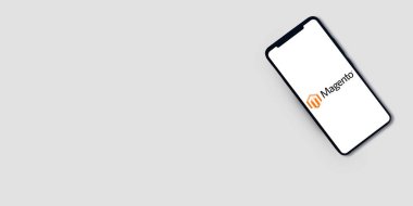 Mobil ekranda ücretsiz fotokopi alanı afişi ile birlikte web geliştirme aracı Magento. Editör arkaplanı