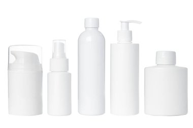 Kozmetik, krem, losyon, serum ve beyaz arka plan için boş beyaz plastik şişeler. İzole edilmiş