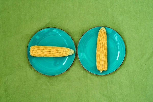 Top View Blue Plates Corns Green Linen Tablecloth — Stock Photo, Image