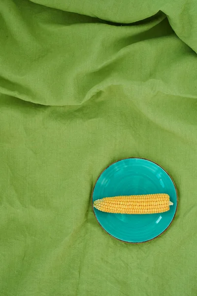 Top View Blue Plate Corn Green Linen Tablecloth Copy Space — Stock Photo, Image