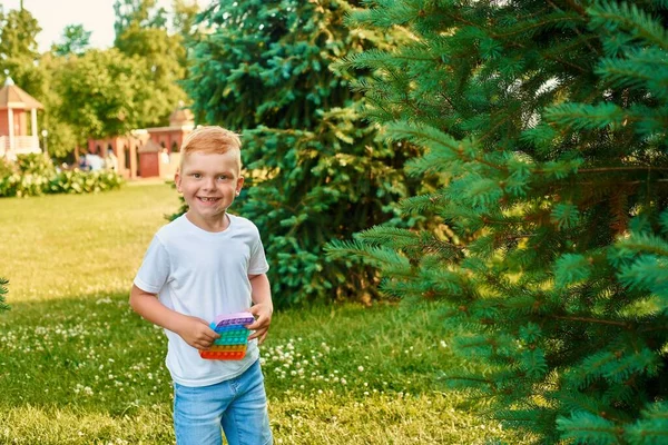 Söt Redhear Pojke Håller Antistress Leksak Pop Det Eller Enkel — Stockfoto