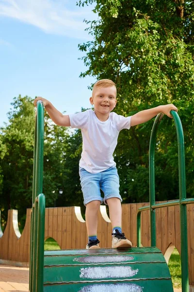 Liten Rödhårig Femårig Pojke Leker Lekplatsen Parken Sommaren — Stockfoto