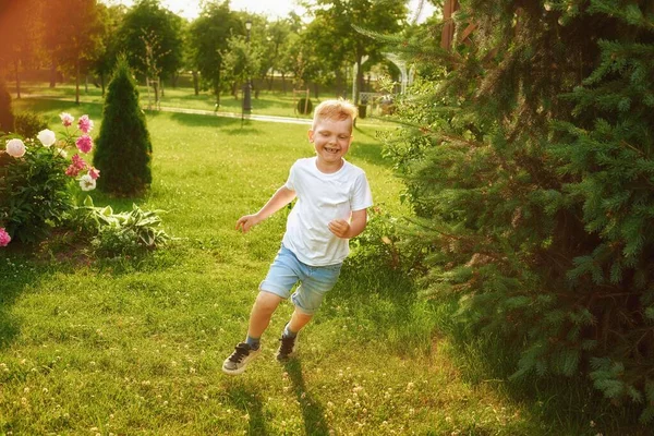 Bonito Menino Cinco Anos Ruivo Corre Pelo Parque Luz Sol — Fotografia de Stock