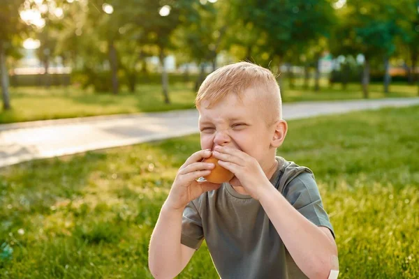 Piccolo Ragazzo Dai Capelli Rossi Cinque Anni Mangia Una Succosa — Foto Stock