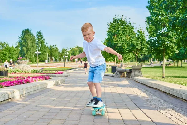 Menino Ruivo Aprende Patinar Parque Verão — Fotografia de Stock