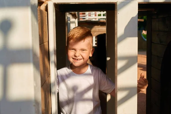 Pequeno Menino Cinco Anos Cabelos Ruivos Sorri Brinca Playground Parque — Fotografia de Stock