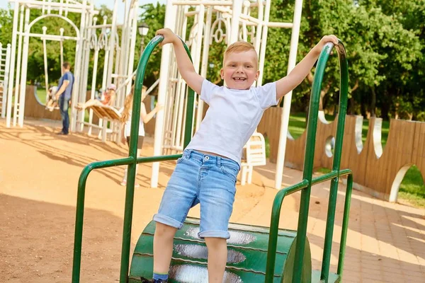 Liten Rödhårig Femårig Pojke Leker Lekplatsen Parken Sommaren — Stockfoto