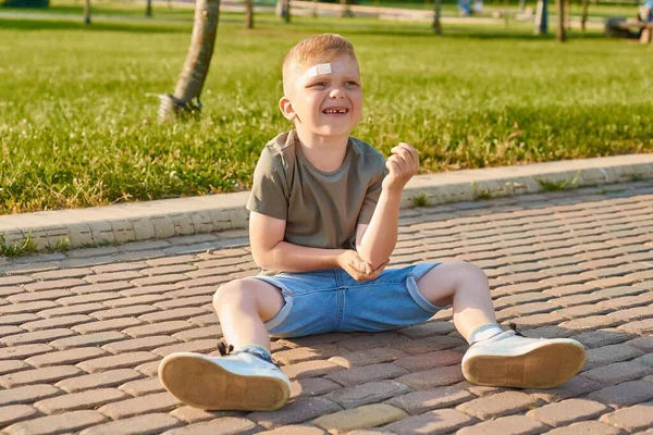 Liten Femårig Rödhårig Pojke Föll Traumatiserade Och Kände Smärta Ett — Stockfoto