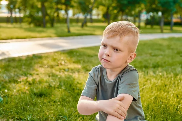 Liten Femårig Rödhårig Pojke Som Håller Armbågen Och Tänker Parken — Stockfoto