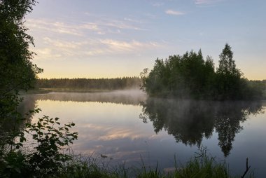 Suyun üstünde sis var. Rusya 'nın manzarası. Şafak Gölü Manzarası.