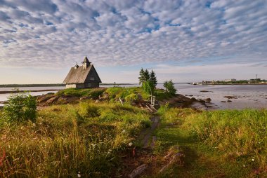Bir Rus filmi için sahne. Rusya 'daki eski ahşap Ortodoks kilisesi. Şapel.