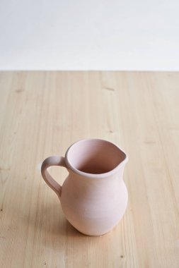 Seramik el yapımı kil sürahi.