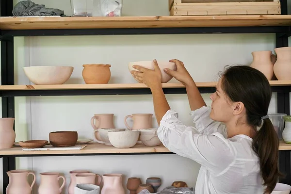 Woman Artisan Ceramist Puts Rack Bowl Handmade Clay — Stock Photo, Image