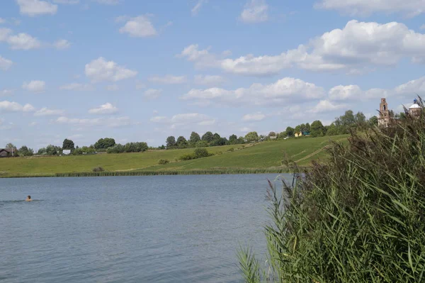 Mavi göle giden yol. Rus güzelliği ve doğası. Sıcak yaz günü.