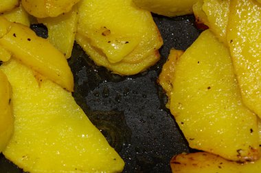 Tavada yağda kızartılmış patates. Lezzetli patatesler..