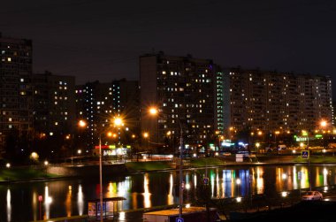 Gece Moskova 'da trafik olan şehir manzarası, ışıklar, göl