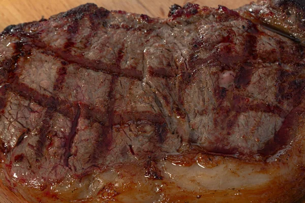 Čerstvě Uvařený Steak Kořeněným Striploin Grilovaným Médiem — Stock fotografie