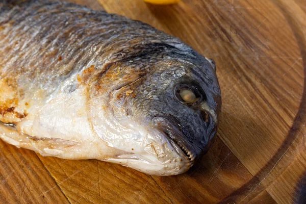 Жареная Рыба Дорадо Лежит Деревянной Доске — стоковое фото