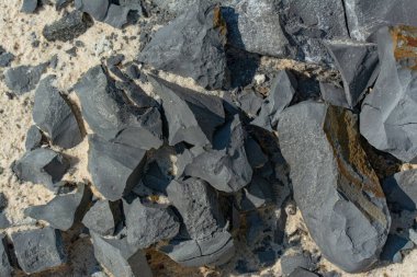 Kırık beton molozlarının enkazı büyük ve küçük bir enkaz halinde. Fotoğrafı kapat. Resim bir kalıp ya da arkaplan olarak kullanılabilir.