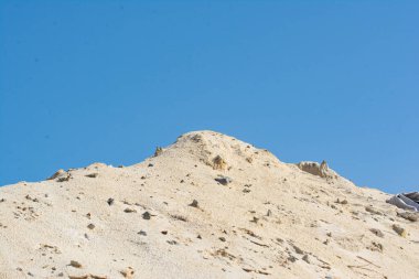 Kaba kum yığını ve Granüler kum yığınını bul ve kum yığınını doldur. Beton yapmak, yol açmak, zemin oluşturmak için kullanılır. doku, arkaplan ve izole edilmiş.