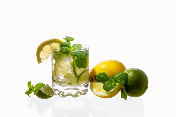 Limonada Cítrica Con Hielo Vaso Decorado Con Rodajas Limón Lima —  Fotos de Stock