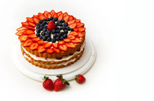 케이크에 크림바른 케이크는 열매로 장식되었다 케이크를 만들었지 고품질 — 스톡 사진