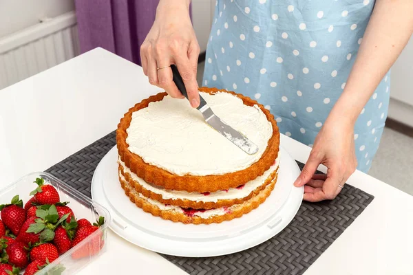 Kvinnan Förbereder Tårta Konditor Jämnar Grädden Tårtan Högkvalitativt Foto — Stockfoto