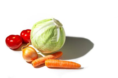 Beyaz tabakta lahana, soğan, havuç ve domates. Sağlıklı yiyecekler. Detoks. Yüksek kalite fotoğraf