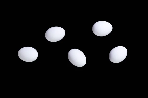 Белые Куриные Яйца Падают Чёрный Фон Левитация Концепция Белкового Питания — стоковое фото