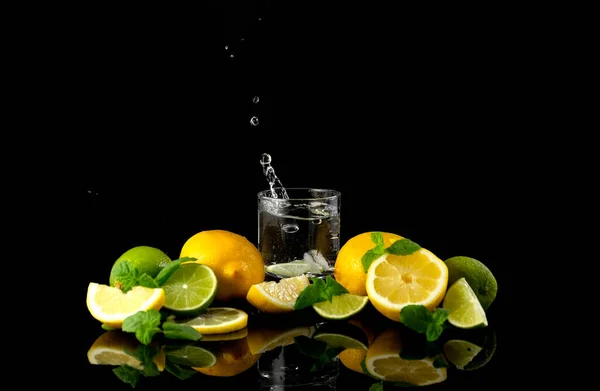 Citrus Water Ice Glass Decorated Lemon Lime Mint Slices Black — Stock Photo, Image