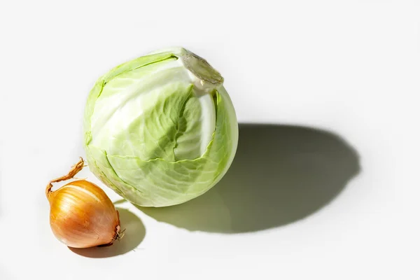Lahana başı, beyaz tabakta soğan. Sağlıklı yiyecekler. Detoks. Yüksek kalite fotoğraf