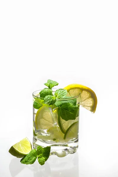 Eau Agrumes Glacée Dans Verre Décoré Tranches Citron Lime Menthe — Photo