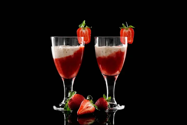Çilekli ve Çilekli Smoothie. Çilekli tatlı. Siyah parlak bir arka plan. Yansıma. Metnin için yer.