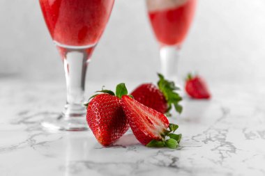 Açık gri mermer bir masada taze çilekler. Çilekli tatlı. Yakın plan. Uzayı kopyala Yüksek kalite fotoğraf