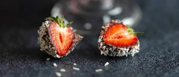 Erdbeeren mit Schokolade und Kokosnuss. Banner. Nahaufnahme. — Stockfoto