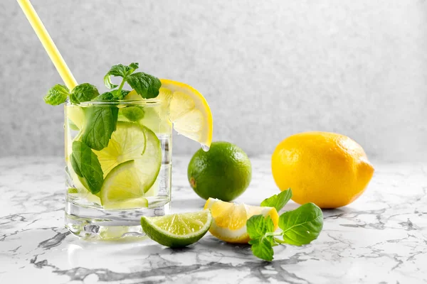 Citruslimonade Met Ijs Een Glas Gedecoreerd Met Citroen Limoen Muntstukken — Stockfoto