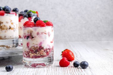 Müsli, yoğurtlu ve böğürtlenli tahta bir masada. Spor yemeği. Uzayı kopyala Yüksek kalite fotoğraf