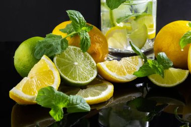 Limonlu, limonlu ve naneli bir bardakta buzlu limonata. Su sıçrattı. Vitamin ve antioksidan açısından zengin sağlıklı yiyecekler. Kapatın. Boşluğu kopyala. 