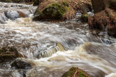 Fırtınalı dere. Dağ nehrindeki su akıntısı. Arka plan bulanık. Yakın plan. Yüksek kalite fotoğraf